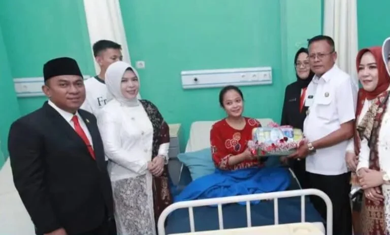 Ketua DPRD Prabumulih Jenguk Bayi yang Lahir di Momen HUT RI